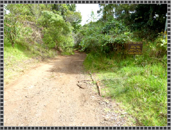 Schild "Hale Manu Valley" rechterhand weist auf den Trailbeginn hin   