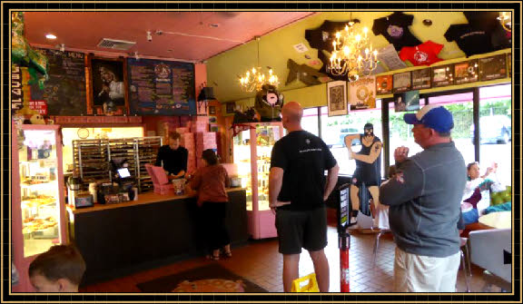 Voodoo Doughnut - East Portland an der 1501 N.E. Davis St. 